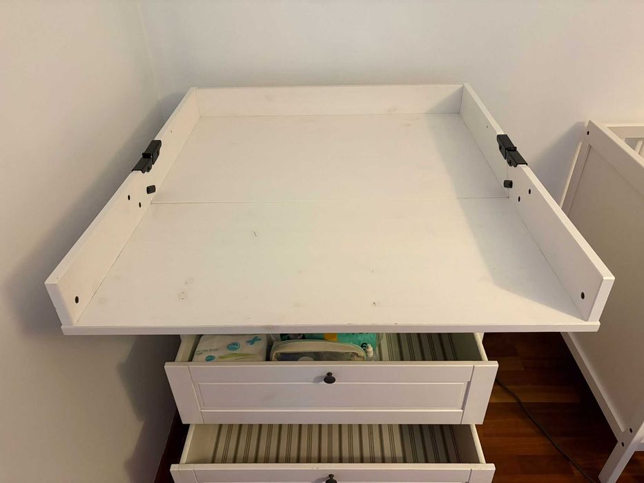 Quarto de bebé IKEA SUNDVIK — berço + colchão + trocador