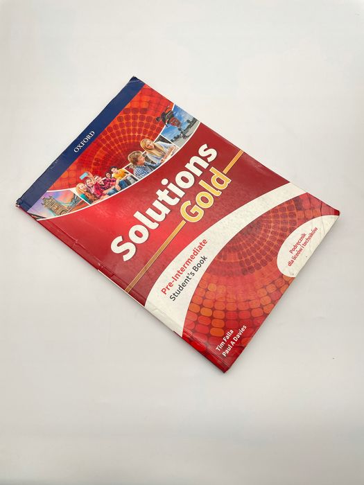 Solutions Gold Pre-Intermediate Student's Book Paul A. Davies, Tim Falla Paul A. Davies, Tim Falla