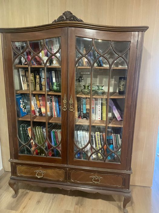 Móvel vitrine com duas portas e duas gavetas