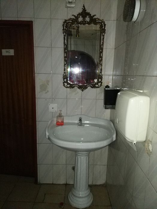 Mesa de Mogno e Granito do brasil  peso 35kge 2 cadeiras mogno