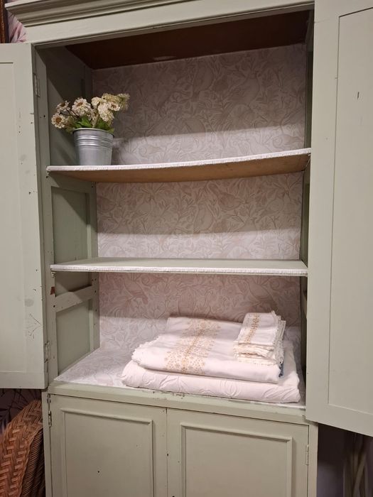 Armário vintage em madeira pintado de verde suave.