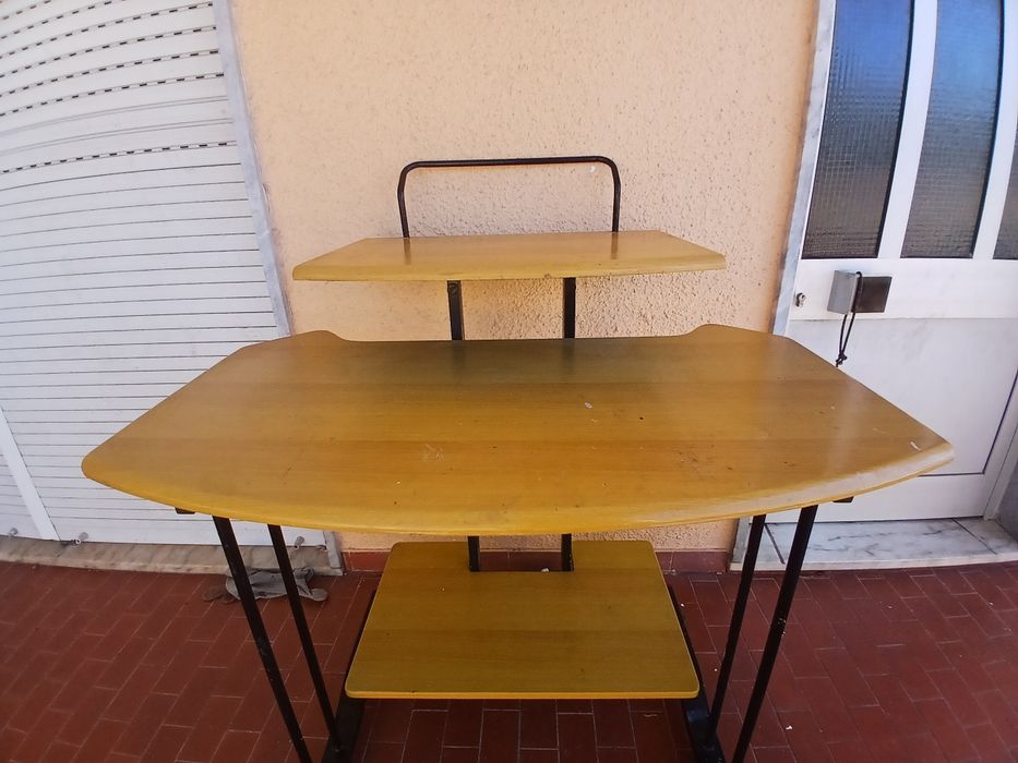 Mesa de estudo  quase nova