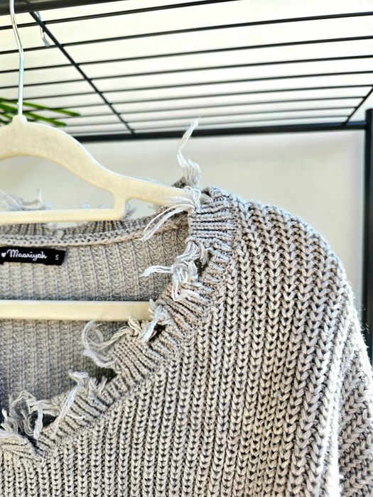 Sweter z przetarciami dziurkami postrzępionym dołem frędzle gładki