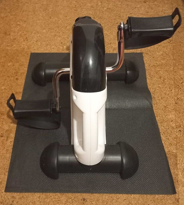 Pedaleira InnovaGoods para exercício caseiro
