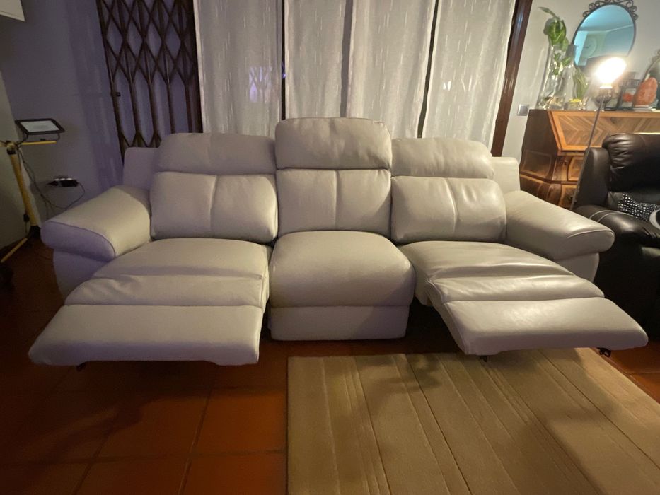 Sofá de pele 3 lugares com 2 Chaise Long + 2 Encostos Reclináveis Elétricos e Saídas de USB – Como Novo devido a Mudança