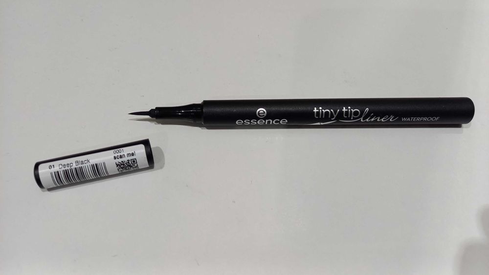 Nowy Wodoodporny eyeliner z ultra cienką końcówką marki "Essence"
