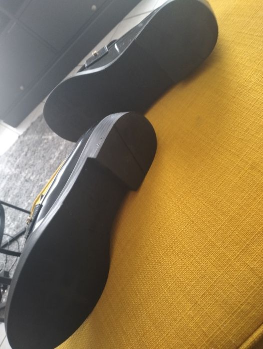 Czarne damskie mokasyny ze złotym łańcuszkiem