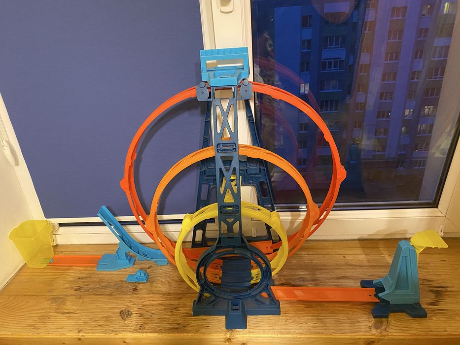 Трек Hot wheels потрійна петля