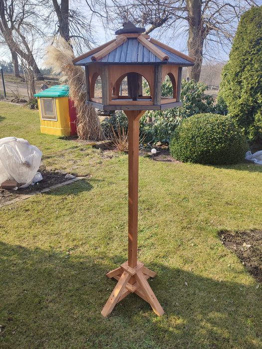 Karmnik dla ptaków - różne rodzaje i kolorystyka