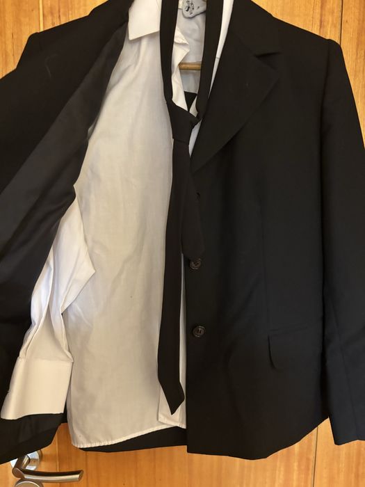 Traje Academico feminino: casaco, saia, camisa, gravata