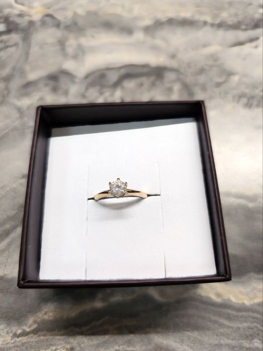 Золотое кольцо 585 пробы с цирконием Swarovski