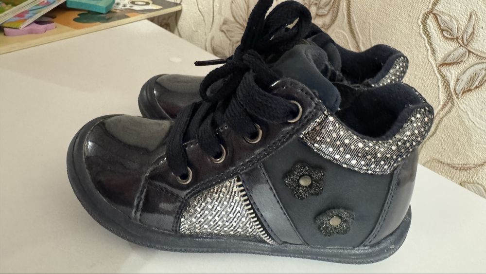 Продам взуття для дівчинки , ботінки,черевики,туфлі,кросівки