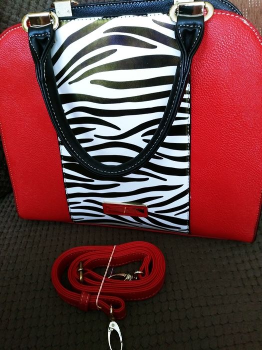 Czerwona z czarnymi bokami.