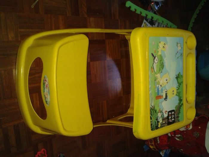 secretária para crianças com assento
