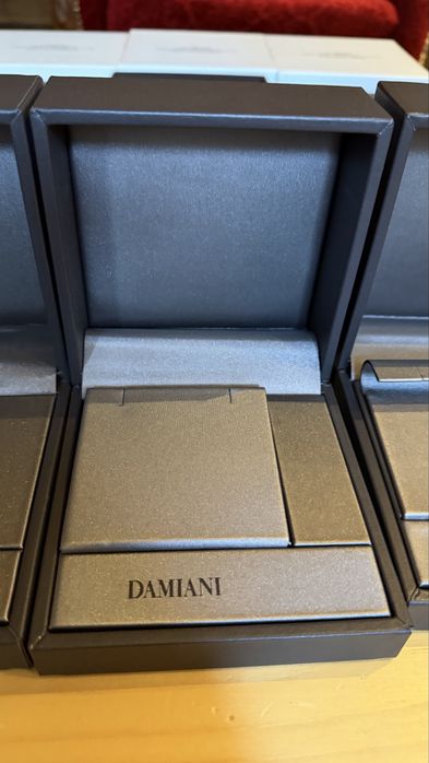Коробки Damiani для обручок, сережок, підвісок та браслетів.