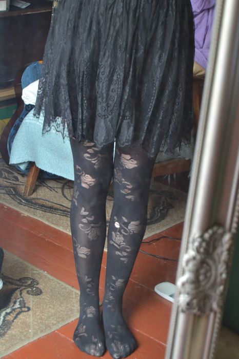 Czarne rajstopy ozdobne róże gładkie M/L dziura do naprawy