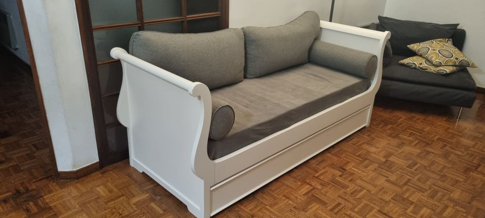 Cama/sofa com pouco uso madeira maciça vendo com um colchão e conjunto de almofadas. Faz cama de casal.