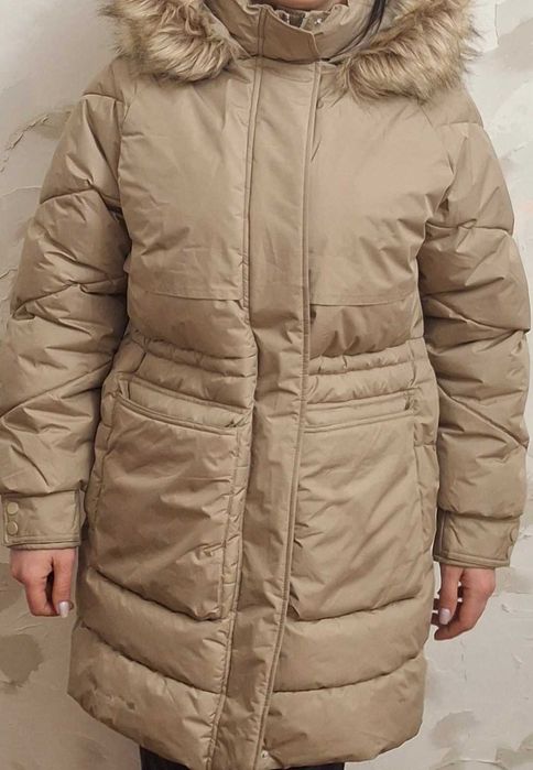 Пуховик-куртказ капішоном.