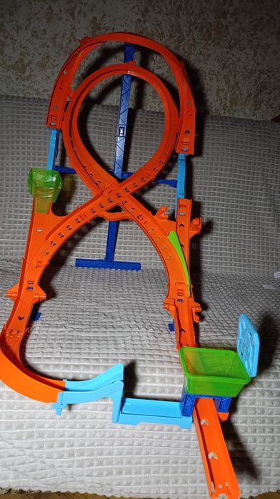 Трек Hot Wheels. Чудовий подарук для вашої дитини.
