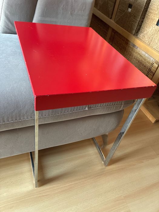 Mesa de apoio vermelha
