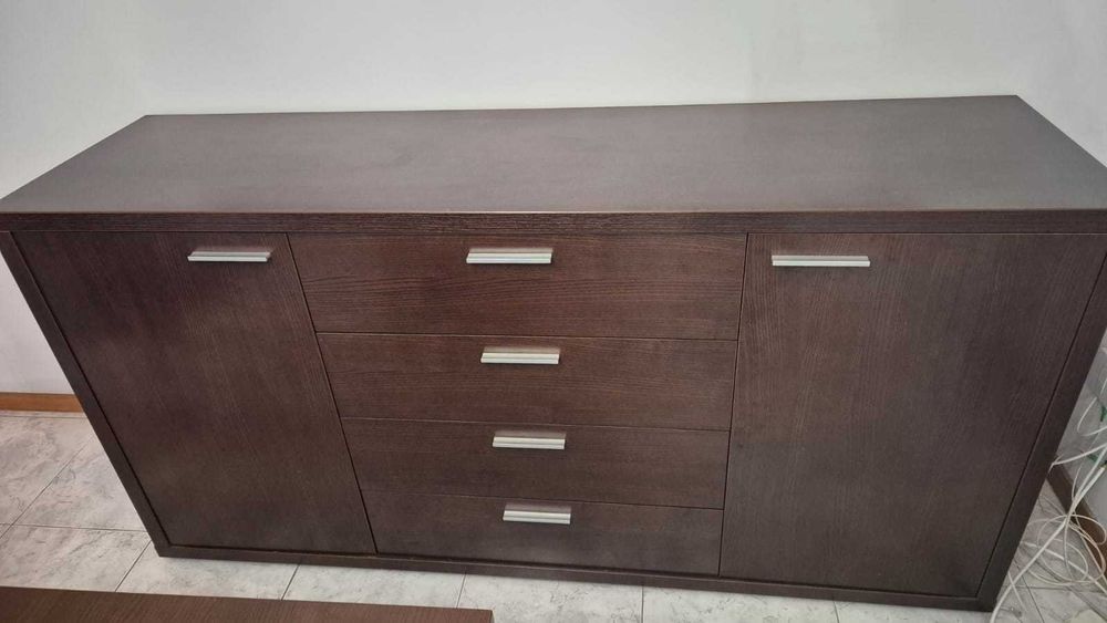 Conjunto de jantar com mesa, cadeiras, aparador e espelho