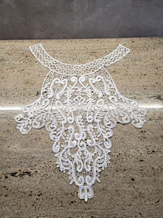 Koronkowa aplikacja dekoracyjna na dekolt 40 cm