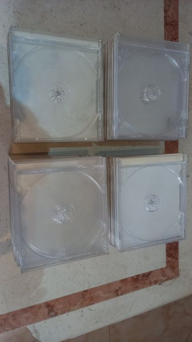Vendo caixas de CD'S/DVD'S em quantidade.