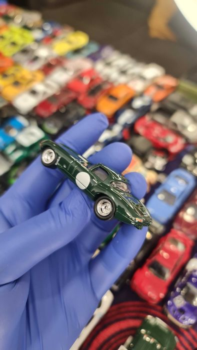 Hot WHEELS TEAM Transport - Jaguar Pack