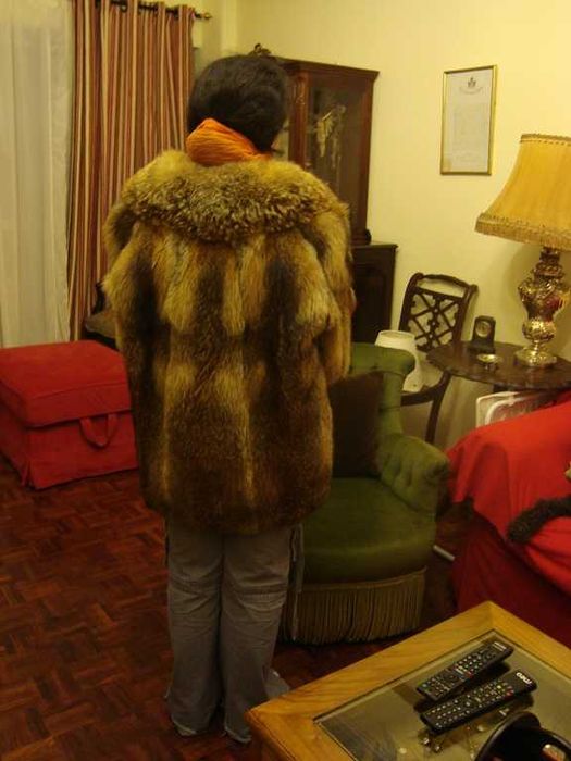 Casaco de peles verdadeiras de raposa em óptimo impecável .