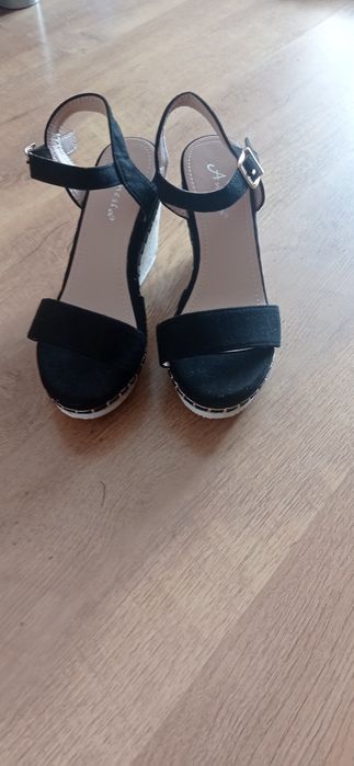 Sandały na platformie