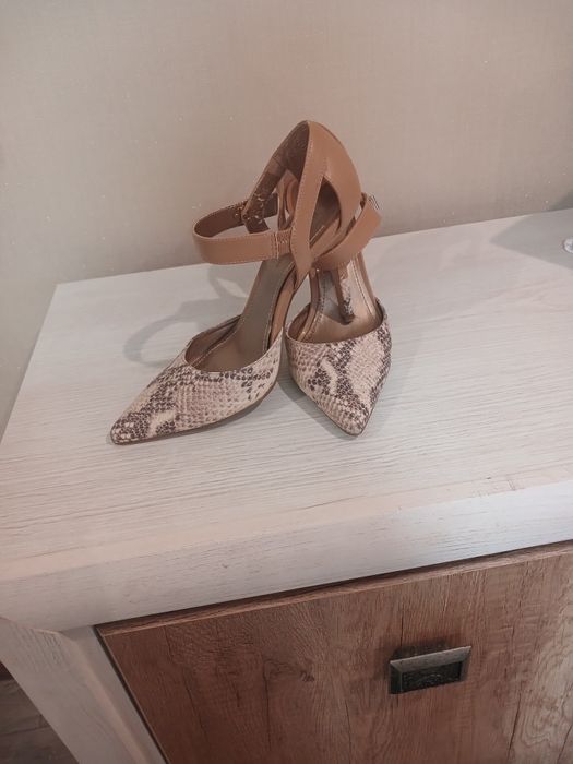 Продаю елегантні босоніжки-лодочки