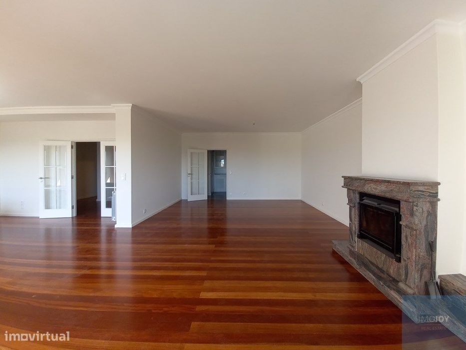 Apartamento T4 + 1 na Rua Oliveira Monteiro