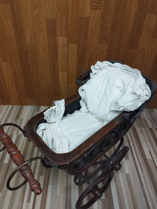 Stara lalka w wózku, zabytkowy wózek retro, dekoracja