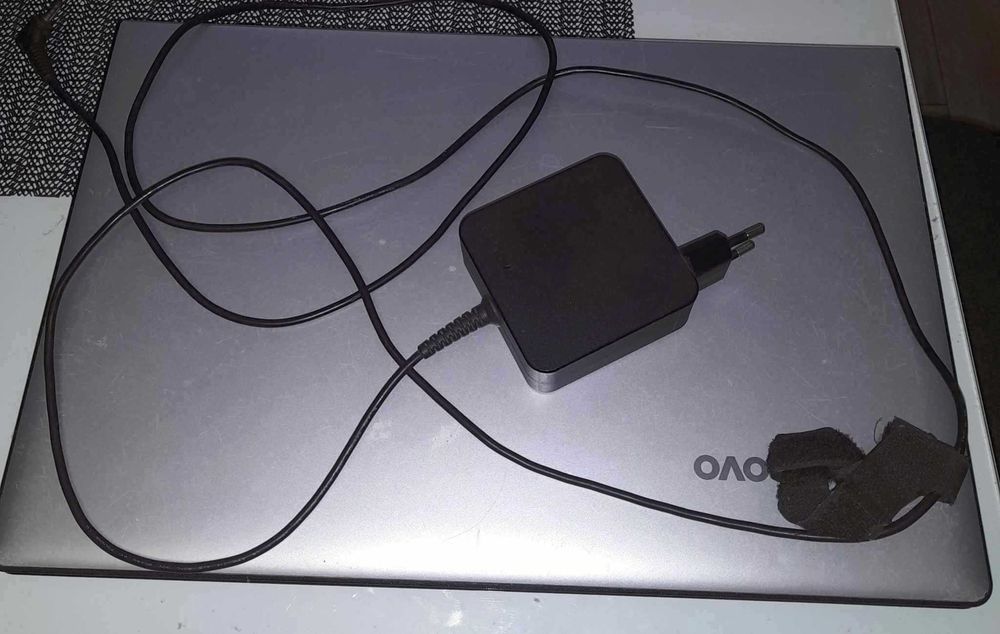 Laptop lenovo 16'' Intel Core i3 z uszkodzoną matrycą (na części)