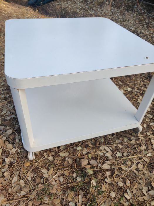 Mesa de centro branca com prateleira – bom estado