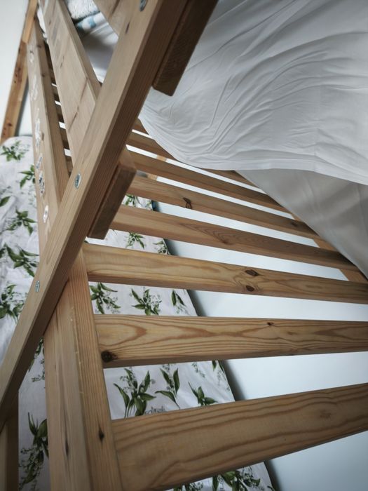 Vendo cama beliche de dois andares com colchões