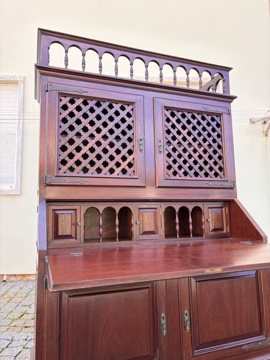 Escrivaninha clássica em madeira