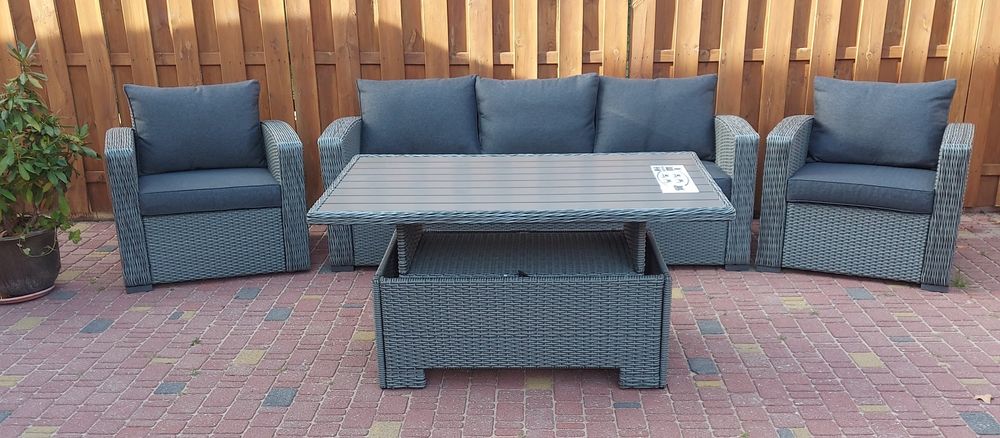 Meble ogrodowe duża sofa stół i dwa fotele.