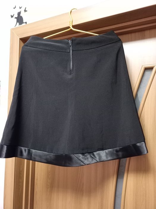 Чорна класична спідниця