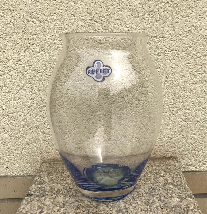 Vaso com fundo azul marinho