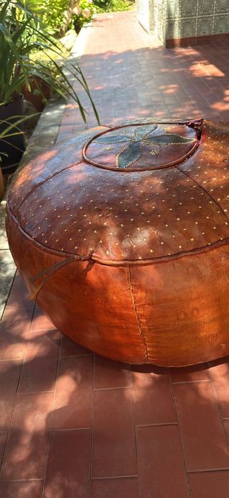 Pouf em couro genuíno artesanal – estilo marroquino / médio-oriental