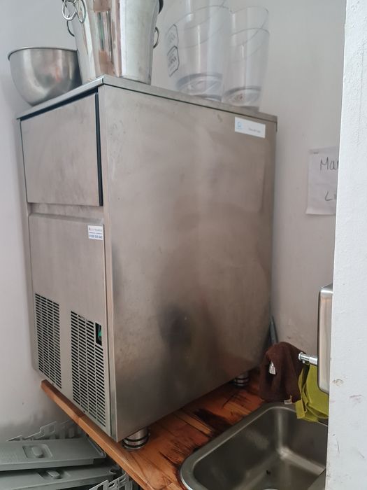 Máquina de Gelo Industrial 64KG cubo