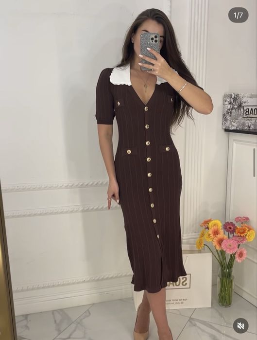 Трикотажна сукня з коміром