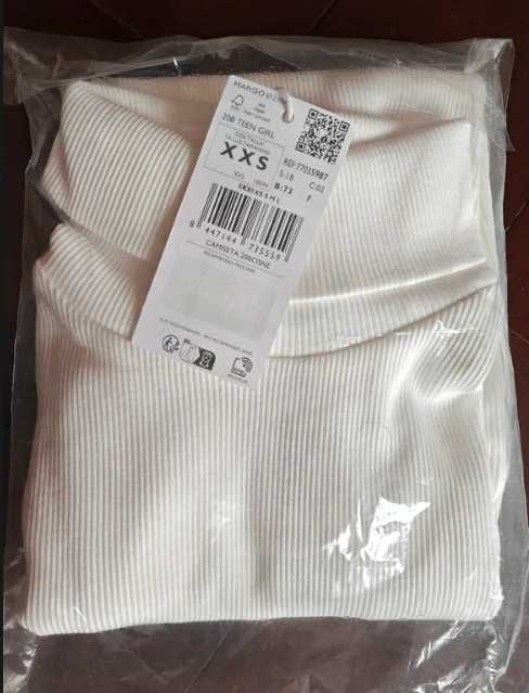 Camisola branca com gola alta