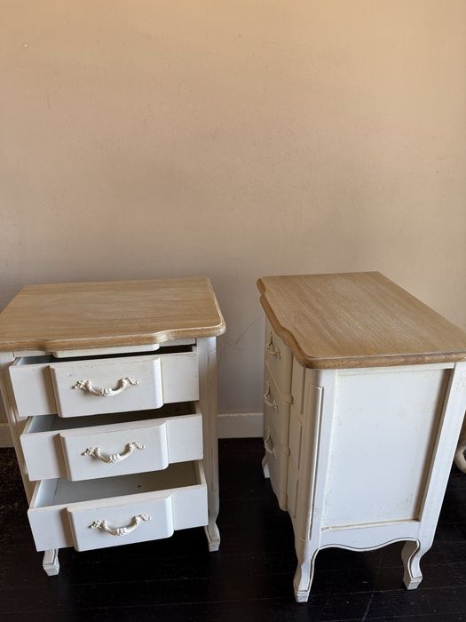 2 mesas de cabeceira