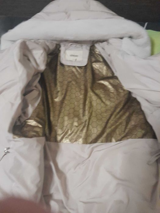 Женская куртка- пуховик 56 размера,молочного цвета.