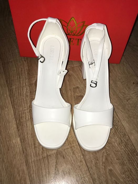 Білі босоніжки Loretta