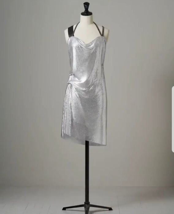 Srebrna luksusowa sukienka H&M MET 2018.