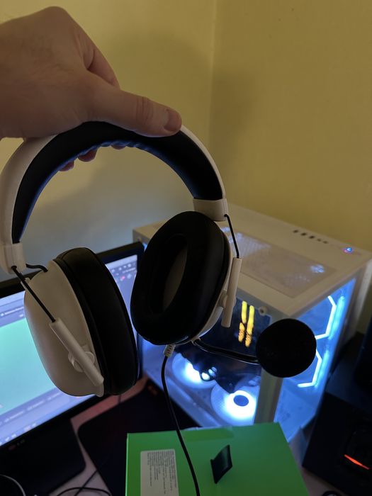 Продаю оригінальну ігрову гарнітуру Razer BlackShark V5 X