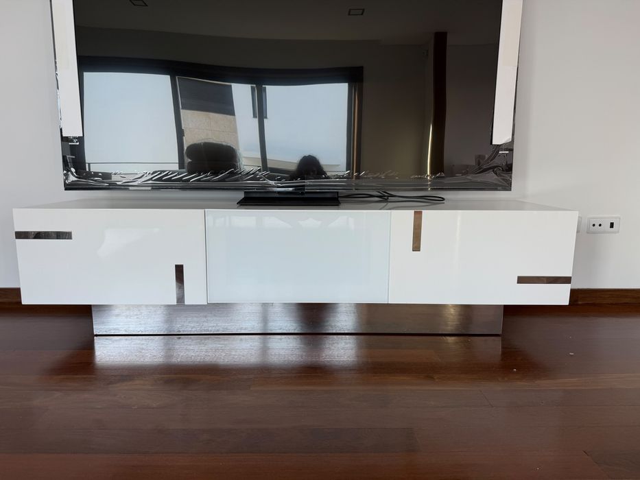 Móvel TV Interdesign – Lacado Branco e Aço Inox